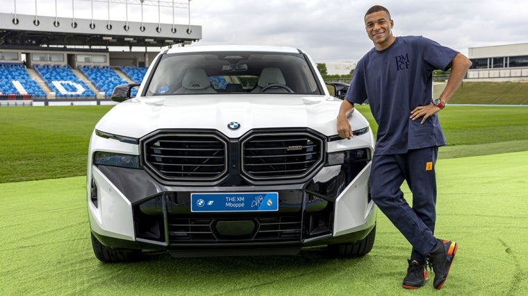 Mbappé con su nuevo BMW XM.