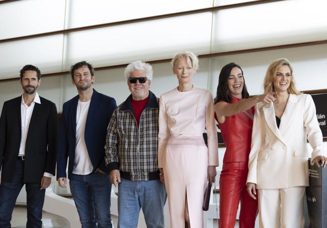 Pedro Almodóvar junto a los actores de 'La habitación de al lado' presentes en San Sebastián.