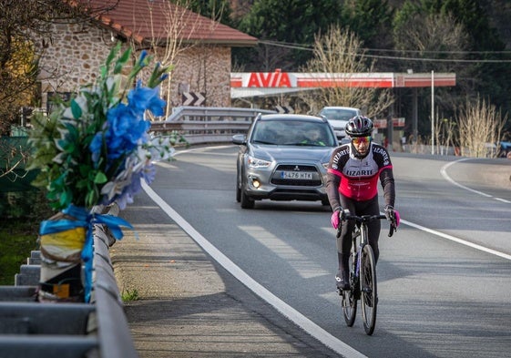 Un ciclista pasando por una carretera en la que se han producido accidentes mortales.