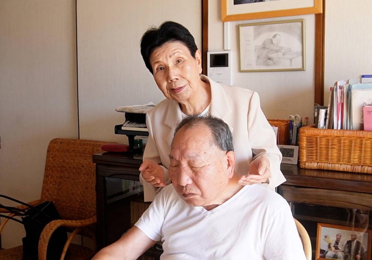 Iwao Hakamada, en su casa de Shizouka en compañía de su hermana Hideko.