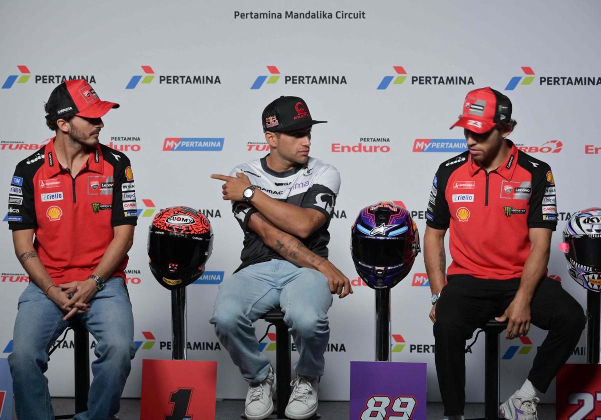 Pecco Bagnaia, Jorge Martín y Enea Bastianini, durante la presentación del GP de Indonesia.