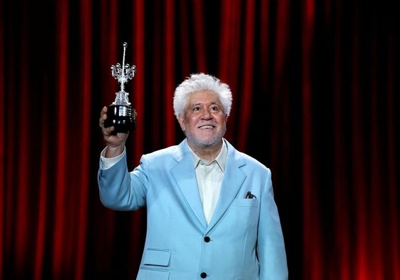 Pedro Almodóvar recoge el Premio Donostia.