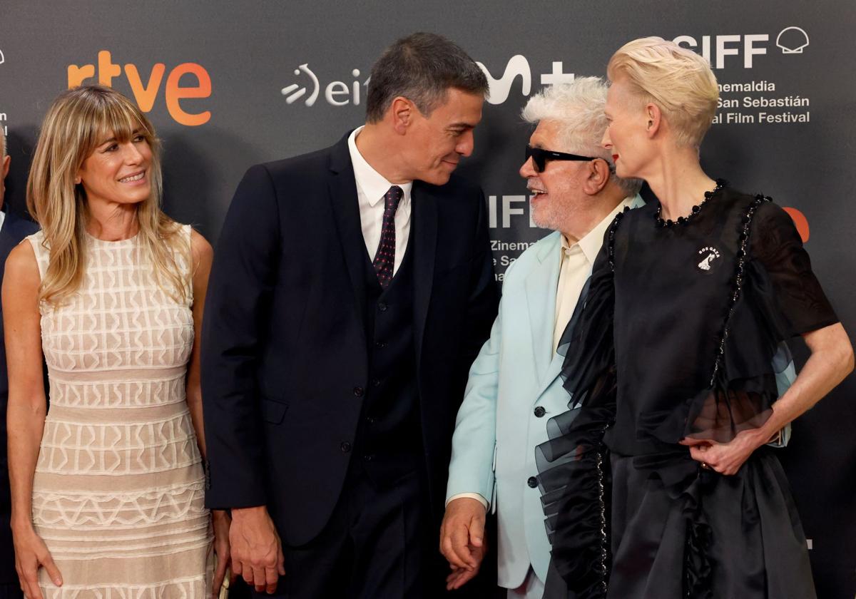 El presidente Sánchez, con su mujer, Begoña Gómez, en la entrega del Premio Donosti a Pedro Almodóvar en el festival de cine.