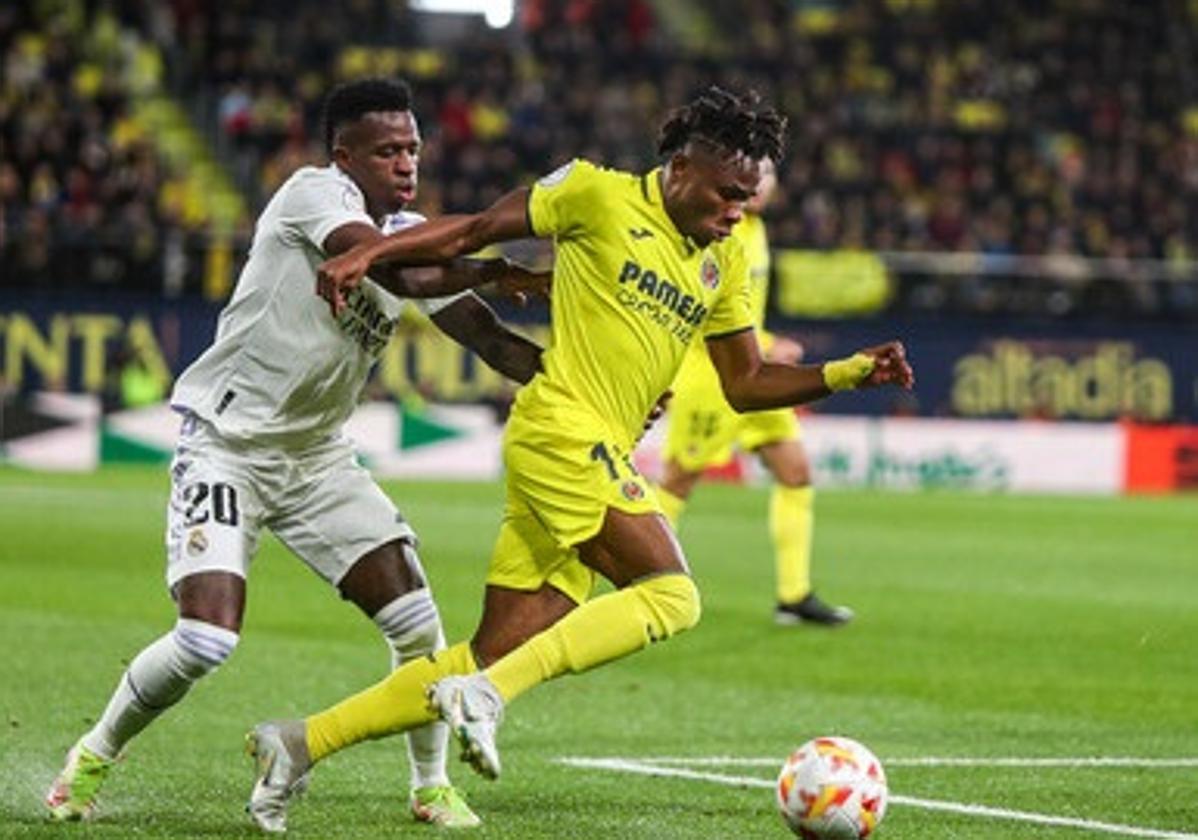 Vinicius Jr. y Samu Chukwueze, en el partido de liga entre el Villarreal y el Real Madrid en 2023