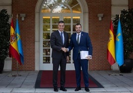 Pedro Sánchez y el presidente de Asturias, Adrián Barbón.