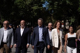 El presidente del Partido Popular, Alberto Núñez Feijóo, acompañado por el líder del PP catalán, Alejandro Fernández