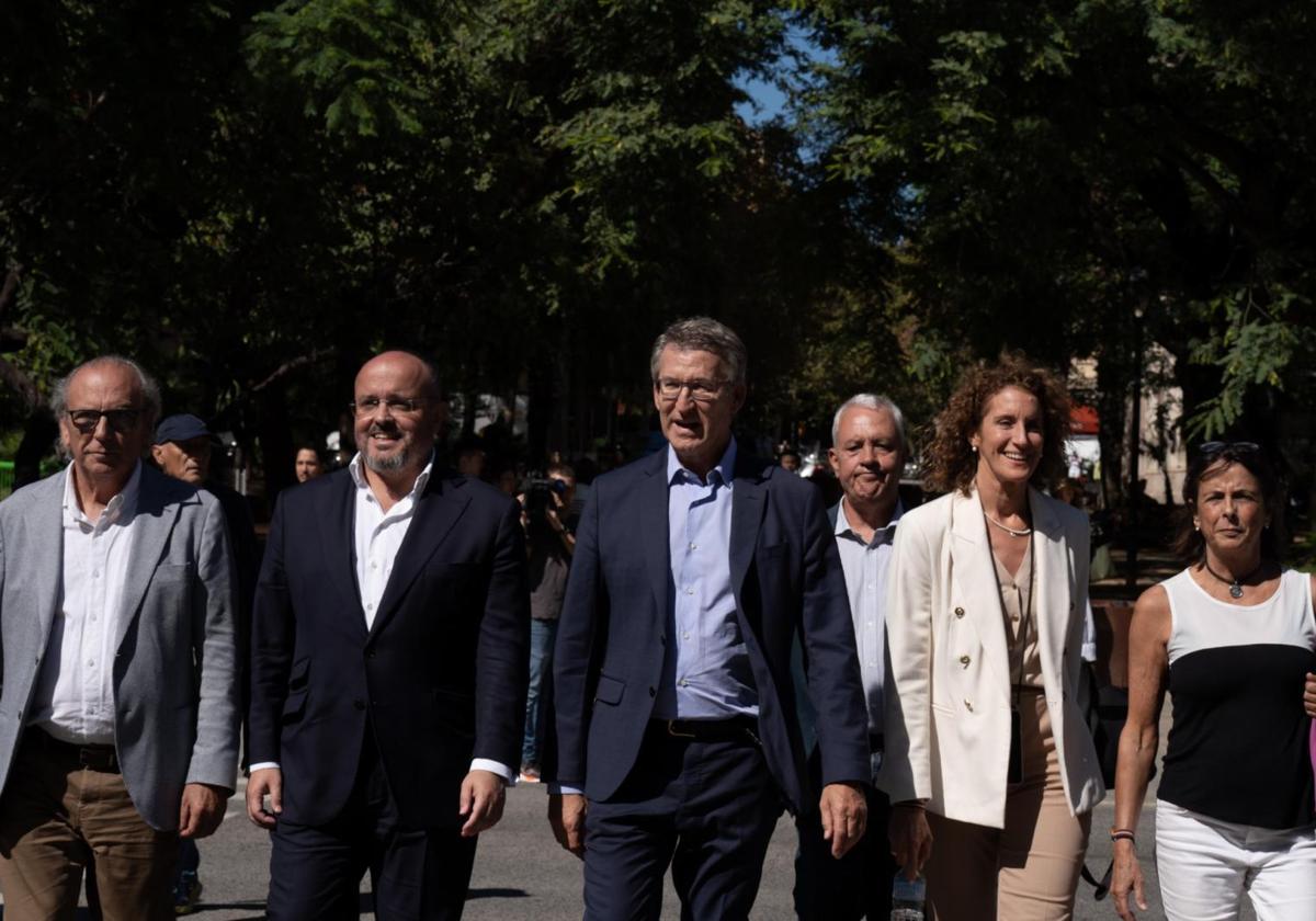 El presidente del Partido Popular, Alberto Núñez Feijóo, acompañado por el líder del PP catalán, Alejandro Fernández