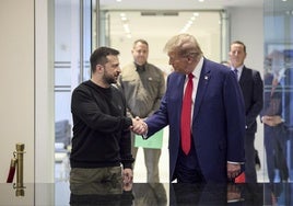 Zelenski y Trump se estrechan la mano durante su encuentro de este viernes en Nueva York.