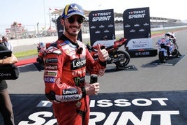 Peco Bagnaia tras ganar la carrera al sprint en Indonesia.