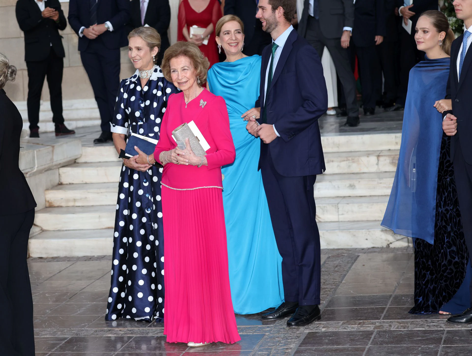 Imagen principal - En la imagen superior, Doña Sofía junto a sus hijas Elena (izquierda) y Cristina; debajo, la reina emérita junto a las infantas y sus hijos antes de comenzar la boda; por último, Doña Sofía junto a la princesa Benedicta de Dinamarca; debajo.