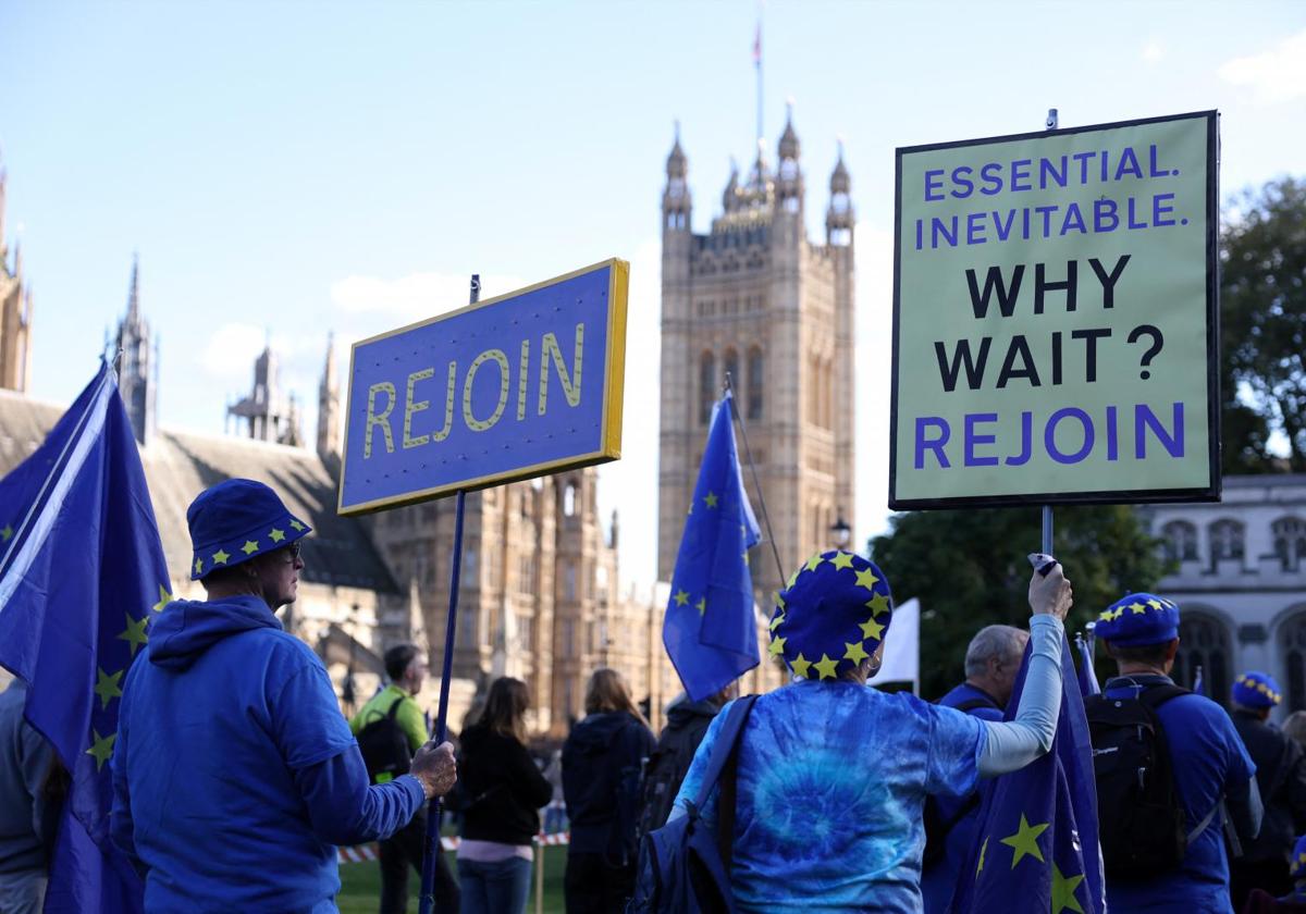 Manifestantes contrarios al Brexit exhiben pancartas este sábado en Londres a favor de una nueva adhesión a la UE.