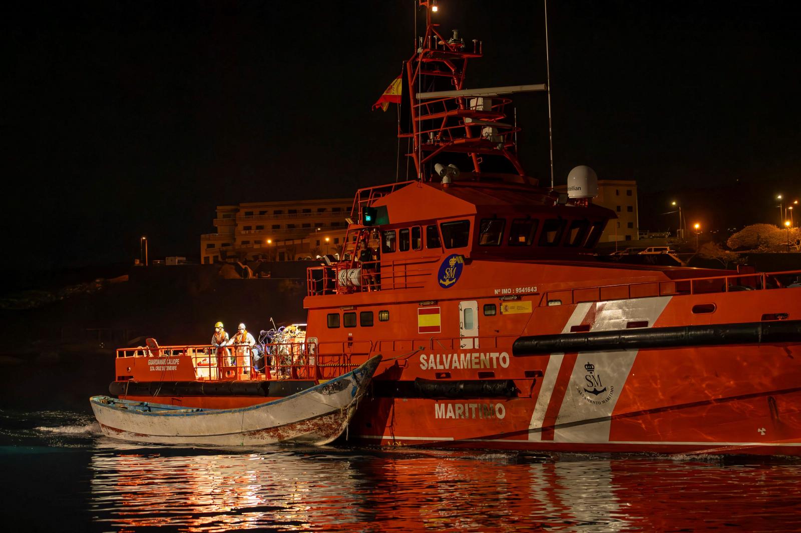 Una patrullera de Salvamento Marítimo durante el rescate de uno de los cayucos en El Hierro.