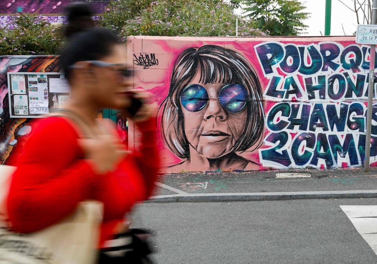 «Que la vergüenza cambie de lado», la frase de Gisèle Pelicot abrazada por las feministas en Francia, en un mural cercano a París.