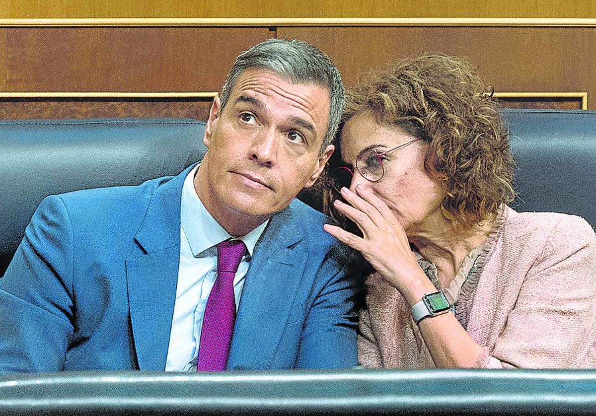 EL presidente del Gobierno, Pedro Sánchez, junto a la ministra de Hacienda, María Jesús Montero.