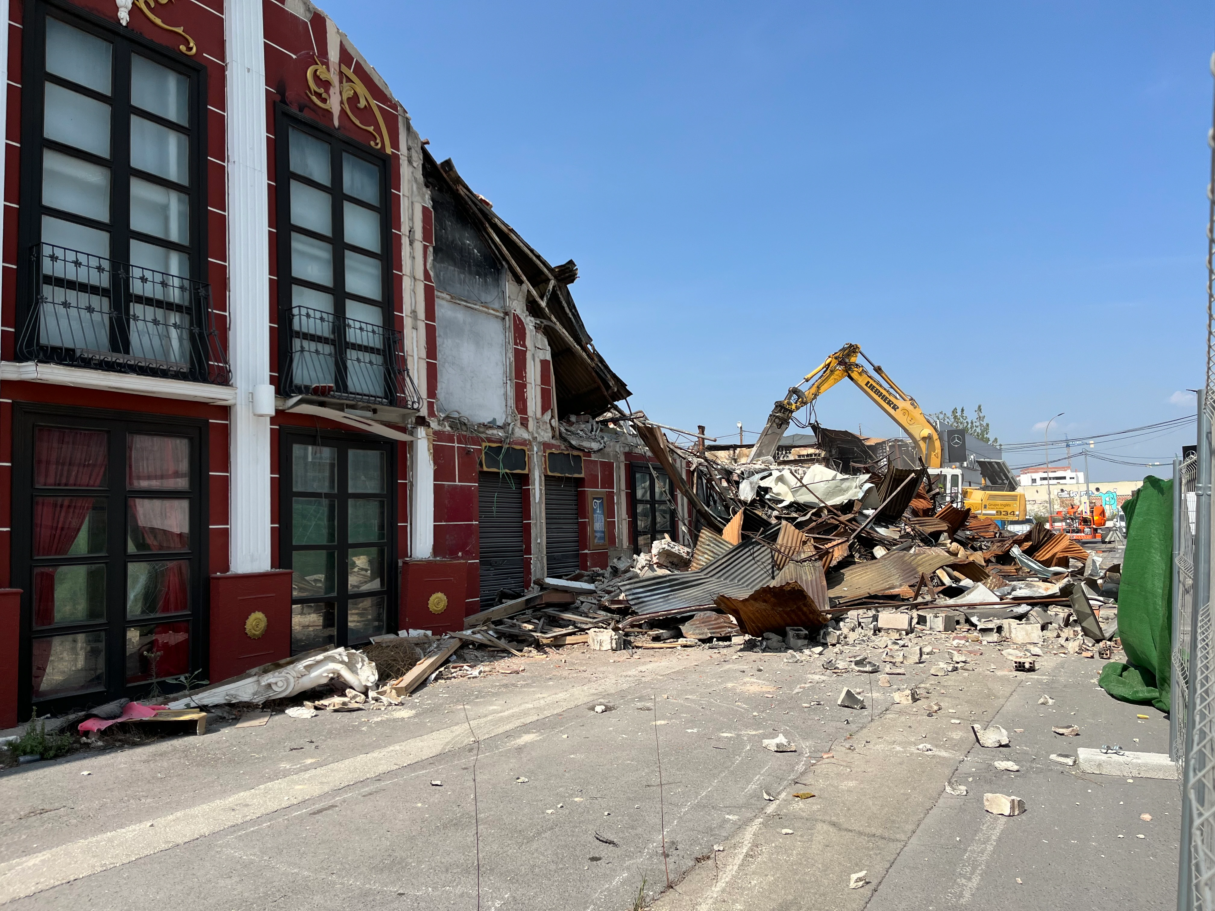 Trabajos de demolición de las discotecas Teatre y Fonda Milagros, este lunes, en Murcia.