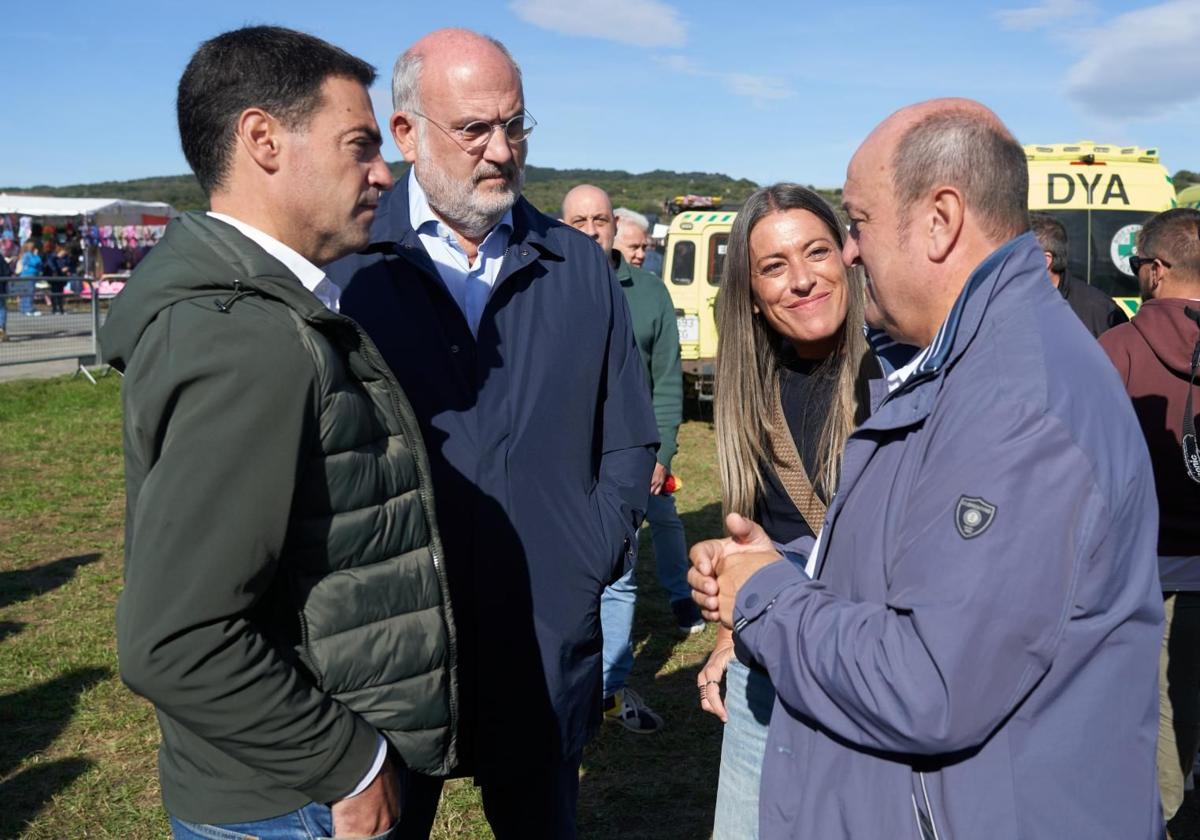 Miriam Nogueras habla con el lehendakari, Imanol Pradales, y Andoni Ortuzar en Foronda (Álava).