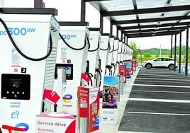 Estación de servicio con cargadores eléctricos.