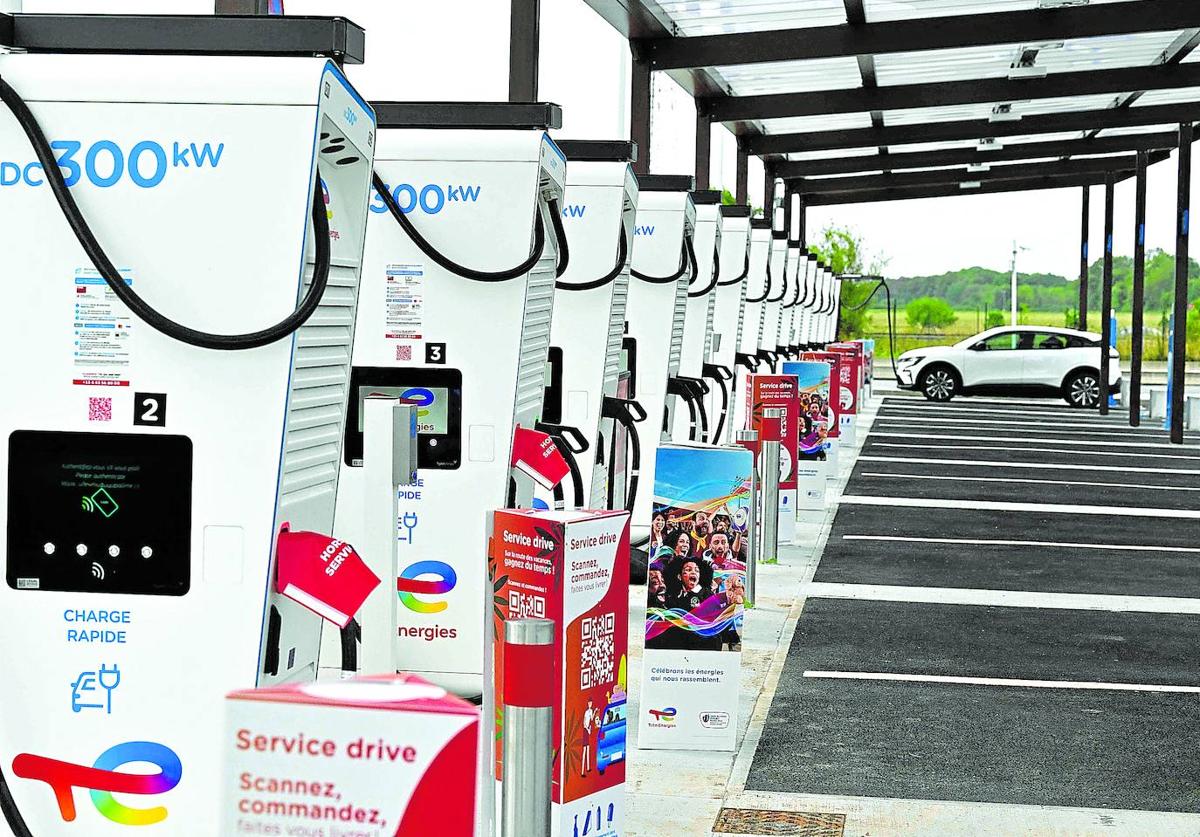 Estación de servicio con cargadores eléctricos.