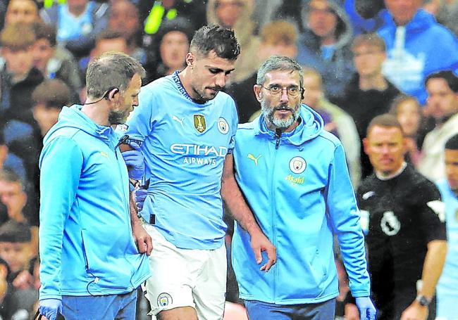 Rodri se retira del campo tras su lesión en el partido contra el Arsenal.