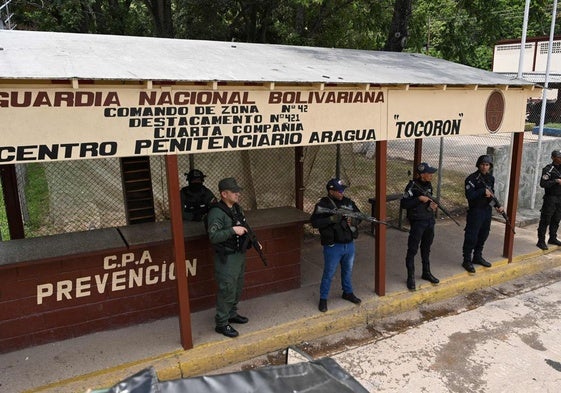 Agentes vigilan la prisión de Tocorón en Venezuela.