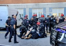 Agentes de la Ertzaintza detienen a uno de los sospechosos de participar en la reyerta mortal.