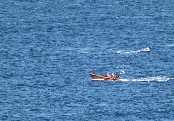 Una embarcación de Salvamento Marítimo durante las labores de búsqueda del casi medio centenar de desaparecidos en el cayuco naufragado cerca de la isla de El Hierro.