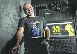 Otavio luce una camiseta con la imagen de un oso panda con un cuerno de colores.