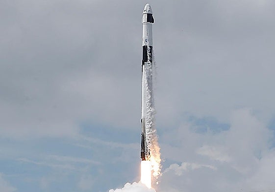Un Falcon 9, con la cápsula Dragon en su parte superior, despegó ayer camino a la ISS.
