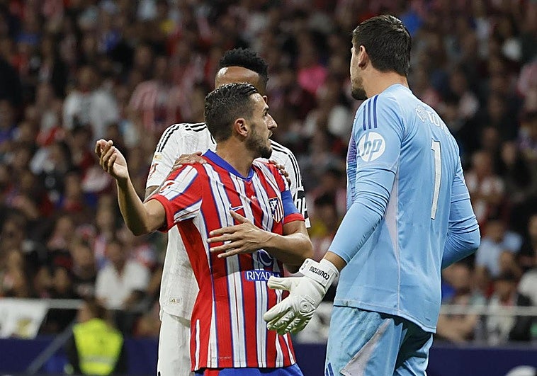 Courtois conversa con Koke tras los incidentes en el derbi