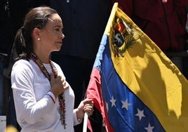 Machado sostiene una bandera nacional venezolana durante una manifestación para protestar por los resultados de las elecciones.