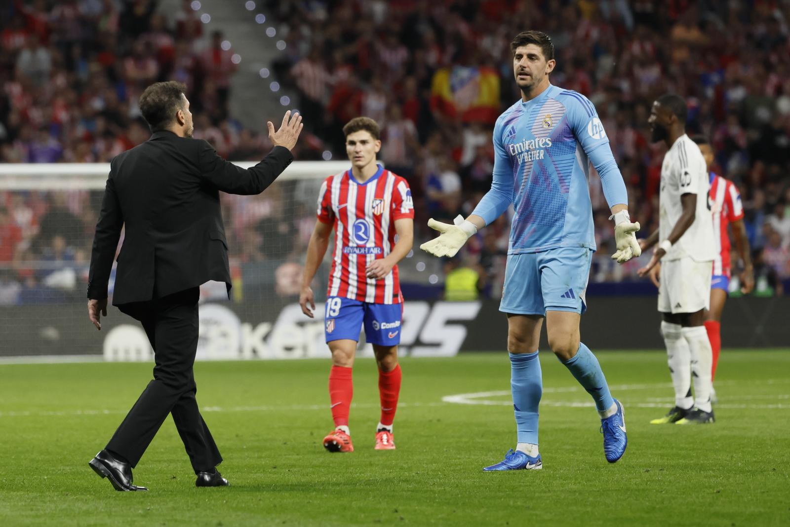 Simeone fue a hablar con Courtois sobre los incidentes, aunque en rueda de prensa le culpó de provocar a parte de la afición