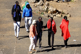 Un grupo de migrantes, atendidos por la Cruz Roja, en la isla de El Hierro