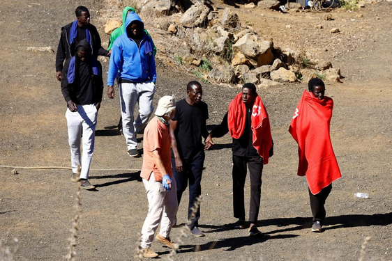 Un grupo de migrantes, atendidos por la Cruz Roja, en la isla de El Hierro