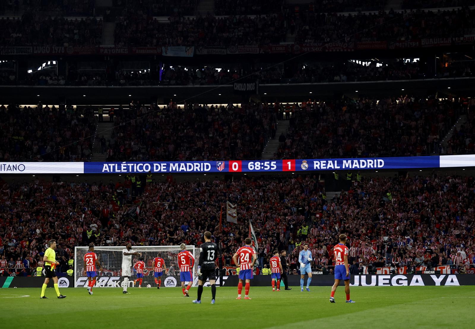 Instante en el que Mateo Busquets Ferrer paraliza durante unos minutos el derbi en el Metropolitano