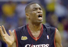 Dikembe Mutombo, durante su etapa en los Philadelphia 76ers.