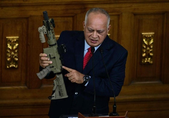 El ministro del Interior venezolano, Diosdado Cabello, muestra un fusil de asalto en la asamblea Nacional.