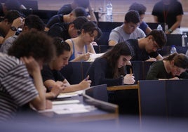 Alumnos realizan la Selectividad en Barcelona.