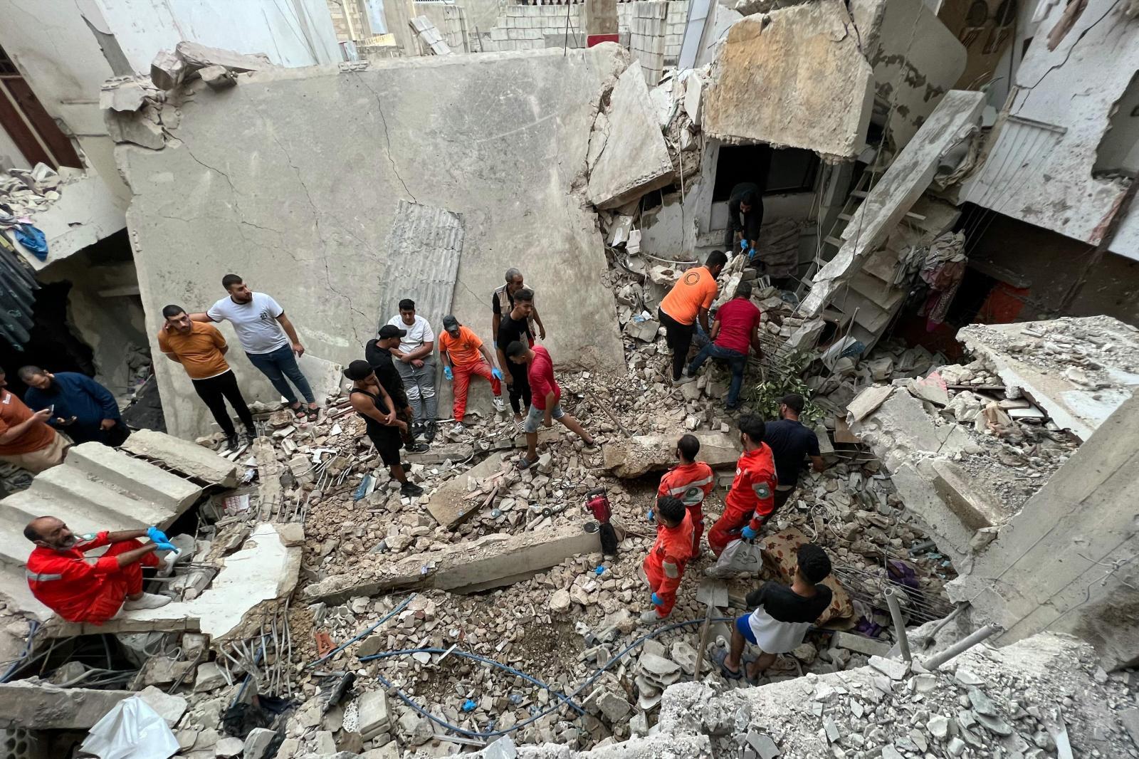 Edificio del campamento cercano a Sidón destruido por las bombas.