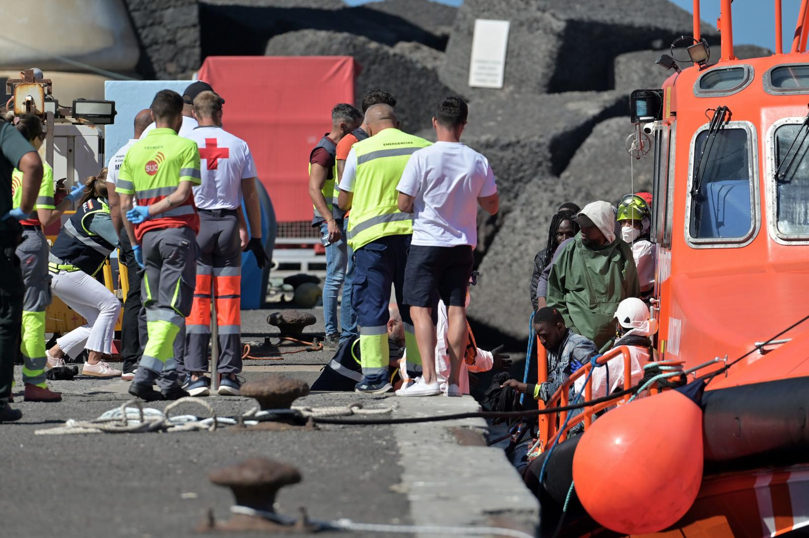 Cruz Roja y Salvamento Marítimo atienden a migrantes llegados a Canarias