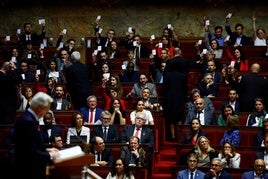 Los diputados de La Francia Insumisa responden a Barnier mostrando tarjetas electorales por haber sido excluidos del nuevo Gobierno.