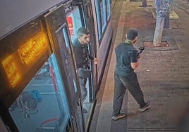 Imagen de los terroristas captada por las cámaras de seguridad de la estación.