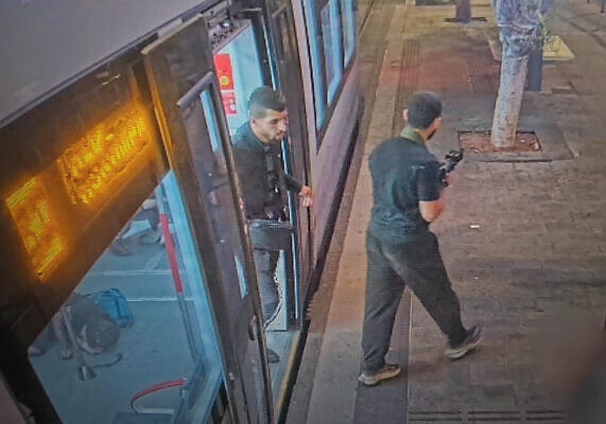 Imagen de los terroristas captada por las cámaras de seguridad de la estación.