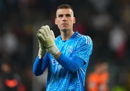 Andriy Lunin, antes de un partido con el Real Madrid.