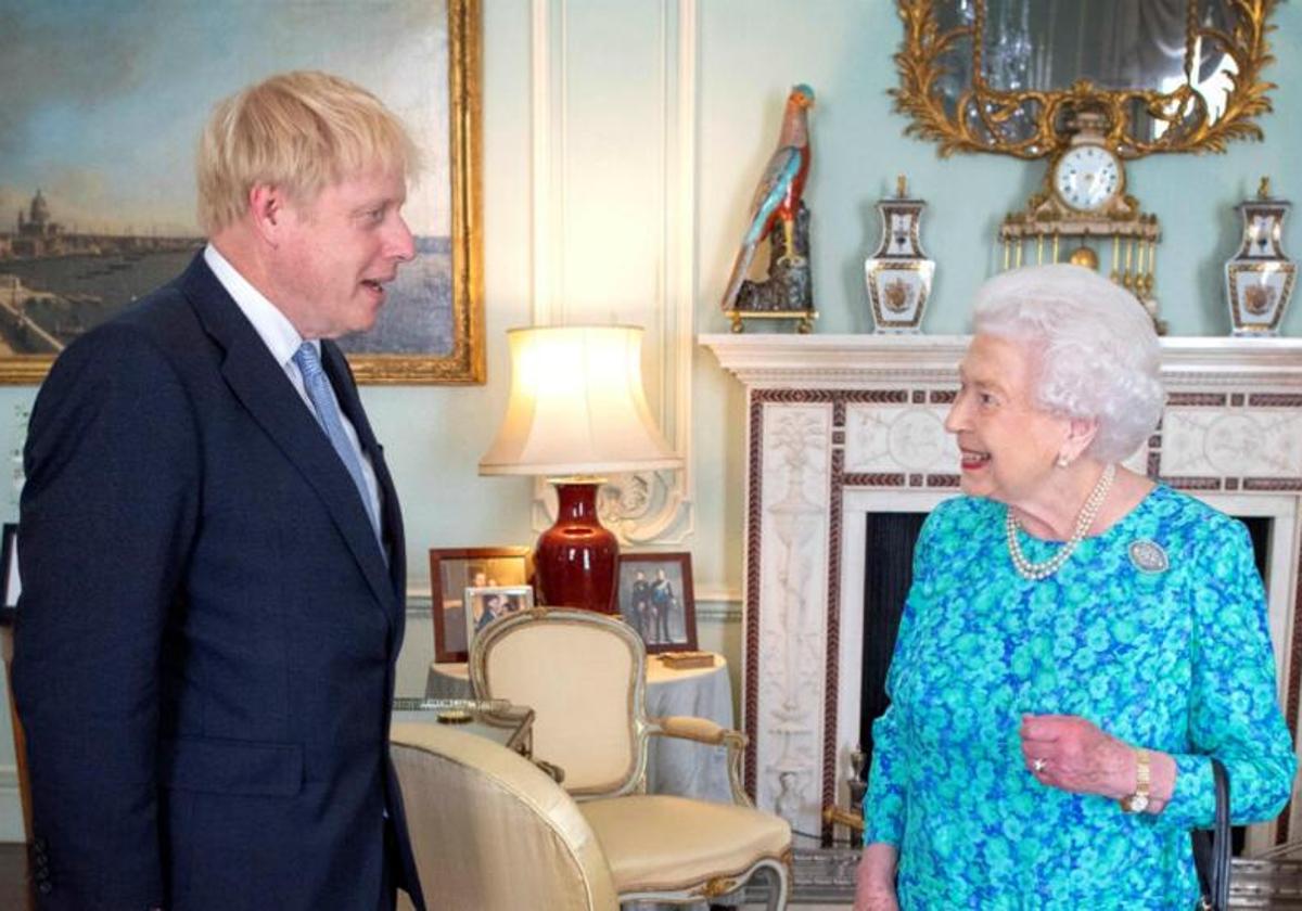 Boris Johnson e Isabel II.