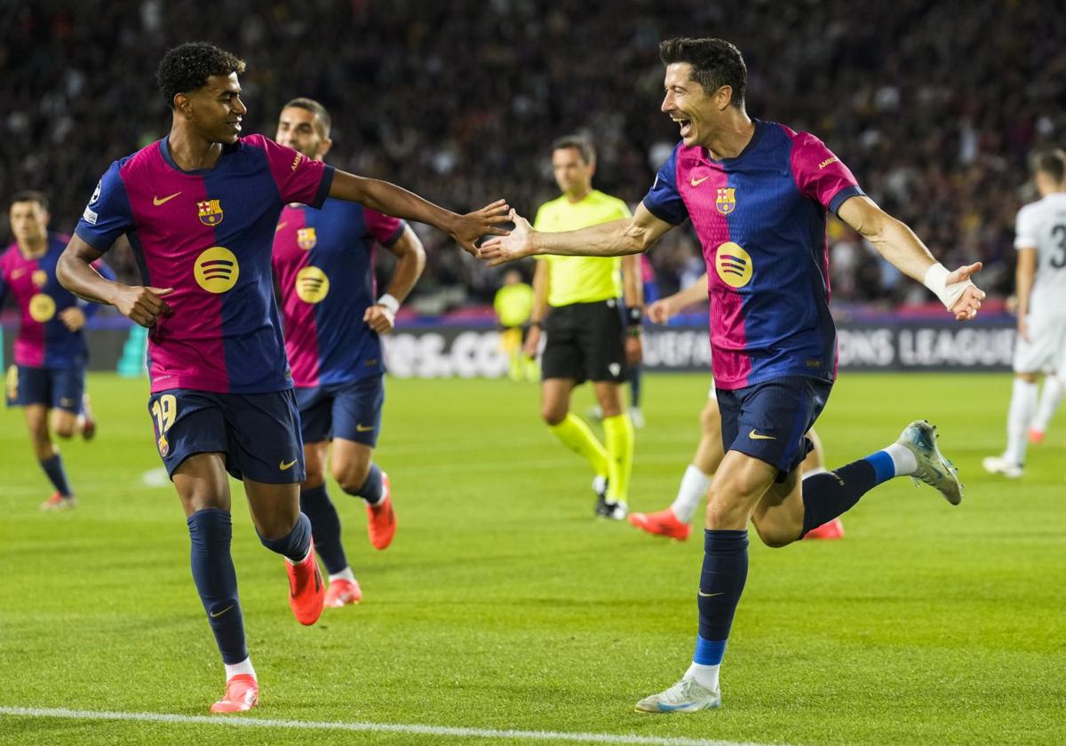 Robert Lewandowski celebra con Lamine Yamal el primero de los dos goles que le marcó al Young Boys.