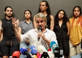 Nacho Cano junto a sus becarios en una rueda de prensa tras estallar el caso.