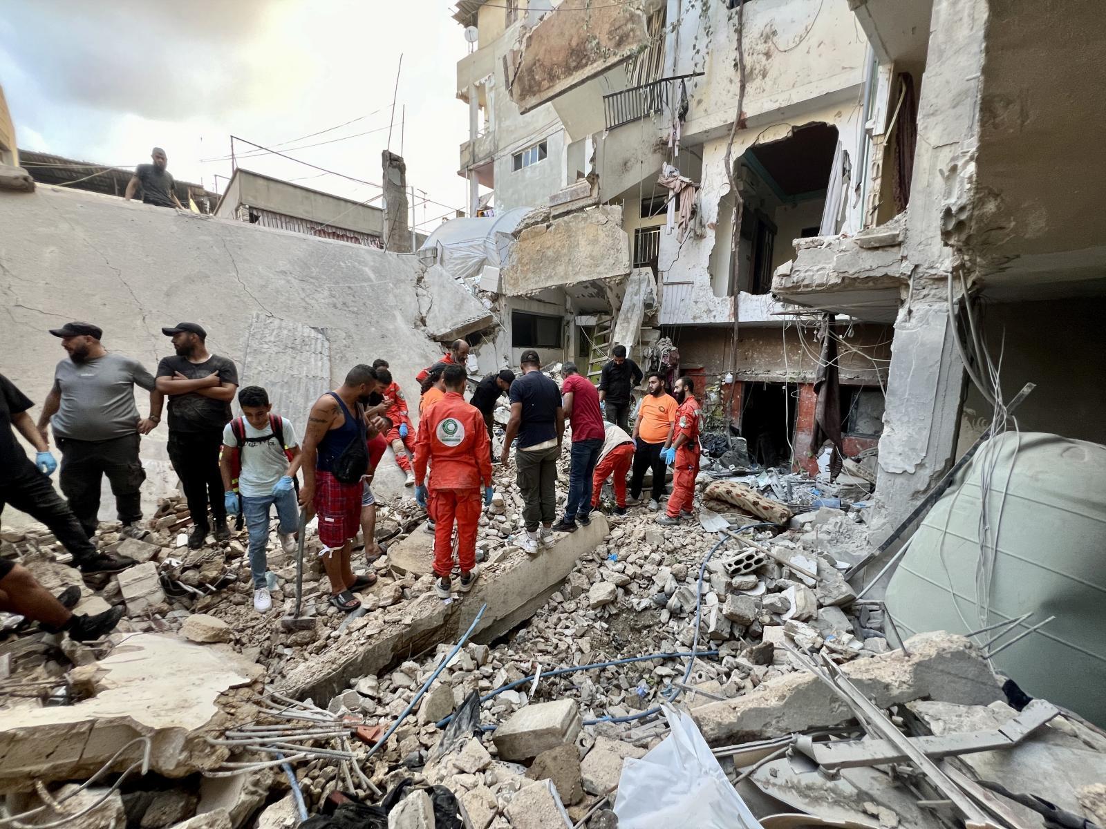 Búsqueda de víctimas entre los restos de un edificio bombardeado en el campo de Sidon.