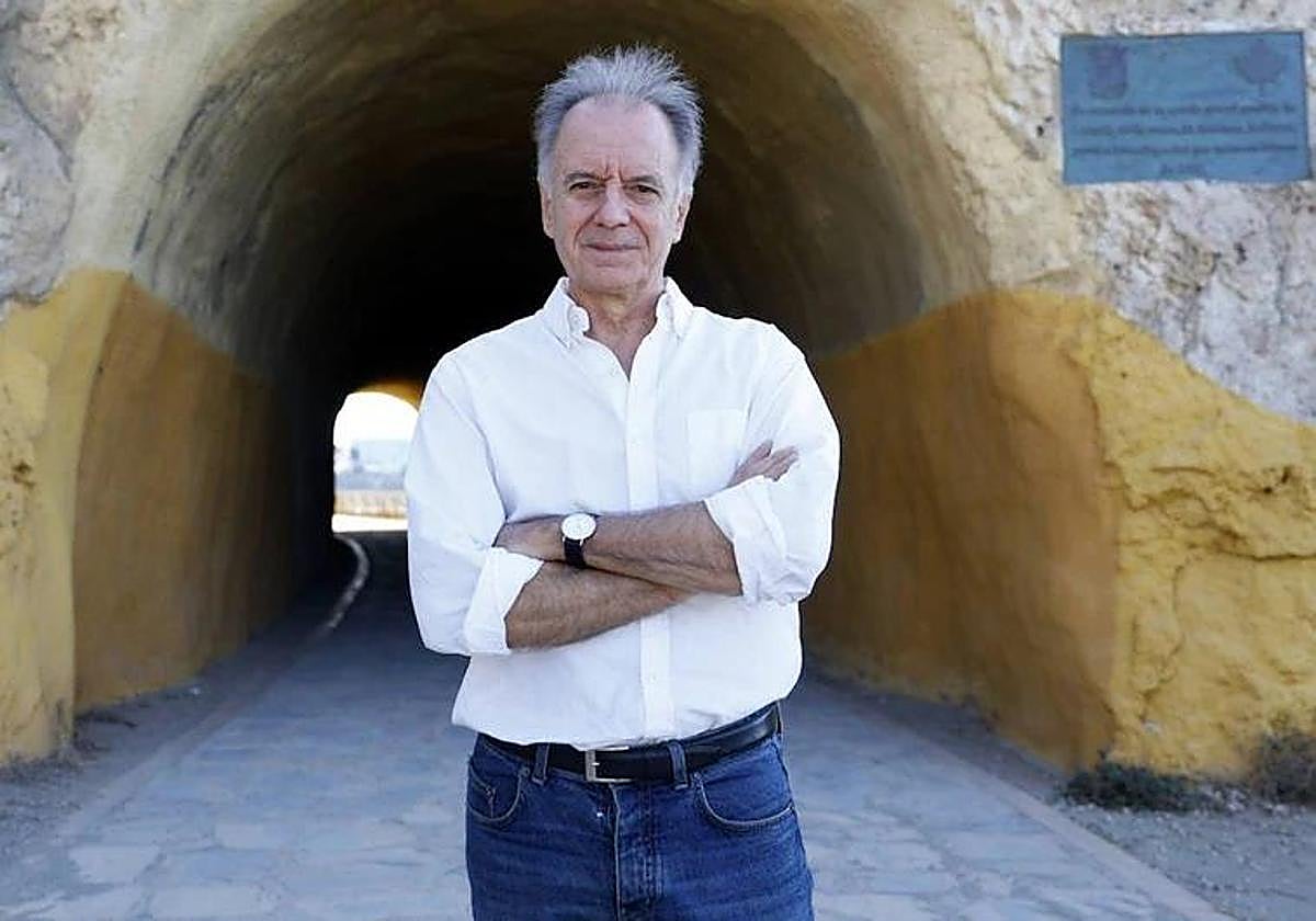 Antonio Soler, en el túnel del Peñón del Cuervo, por donde pasó su familia huyendo de Málaga en 1937.