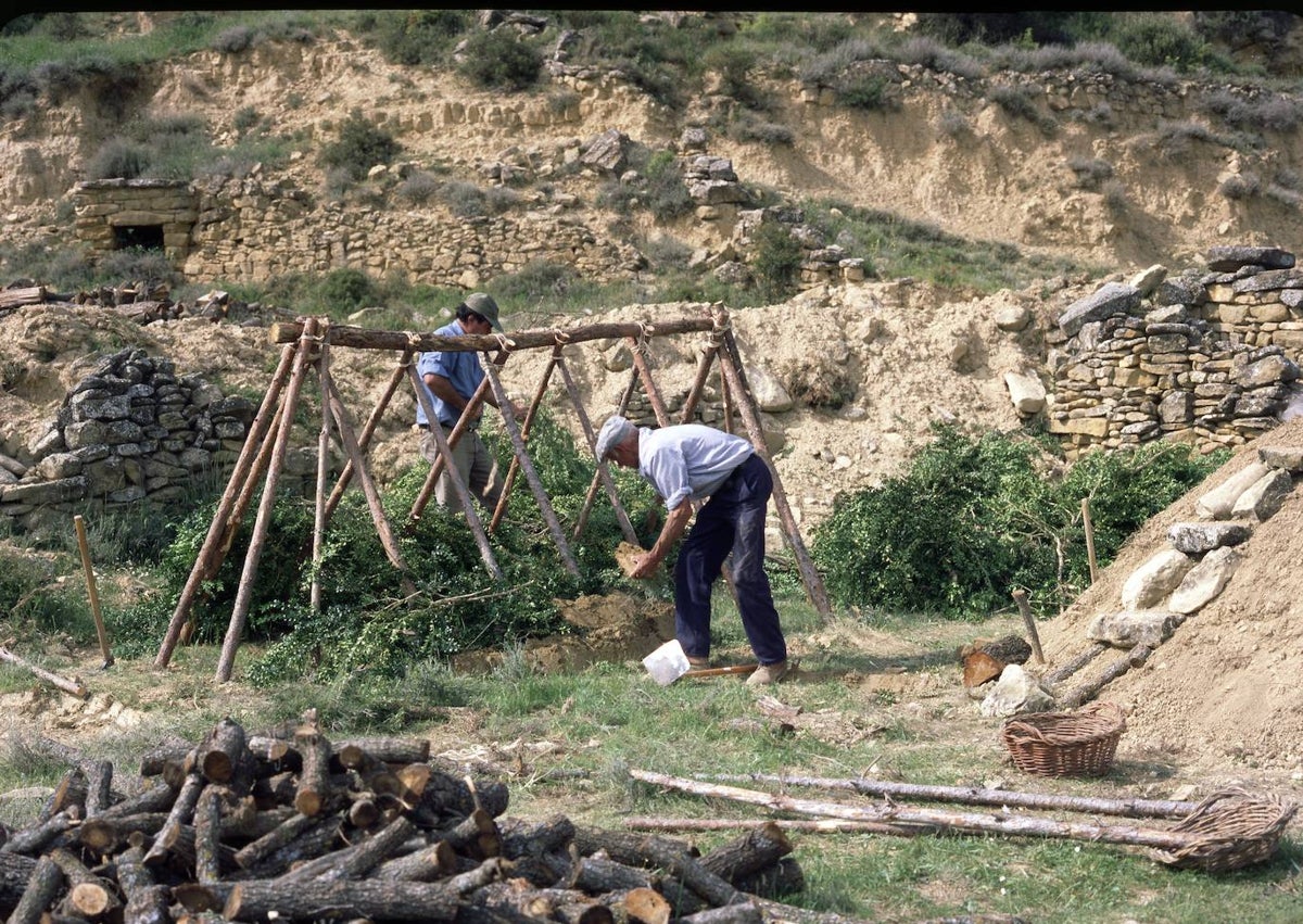 Imagen secundaria 1 - De arriba abajo: Eugenio graba en un bosque navarro a un maderista preparando las tablillas de haya para la construcción de un tejado. Hilario Artigas prepara una caseta de carbonero en Agüero (Huesca) y un retrato del autor de '100 oficios para el recuerdo'.