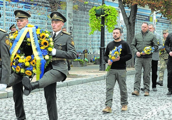 Zelenski participó ayer en el homenaje realizado en el Muro en Recuerdo de los Caídos por Ucrania durante el «Día de los Defensores.